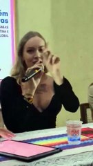 Pesquisadora travesti causa polêmica ao rebolar em palestra de universidade