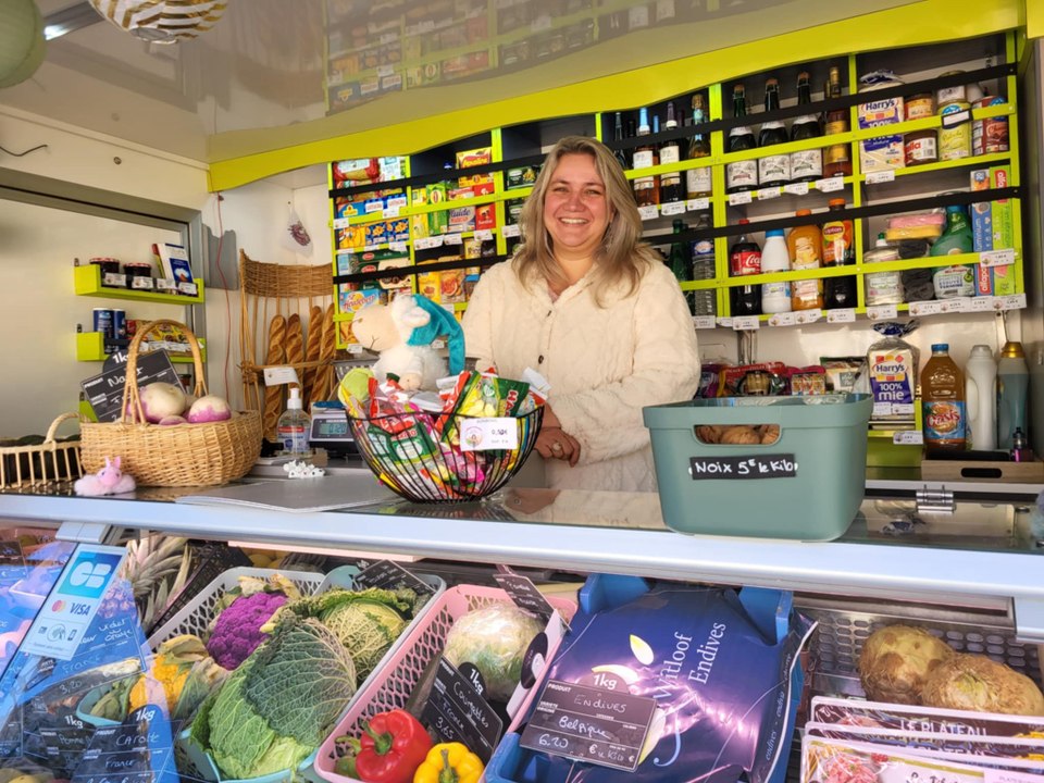 En Normandie, Anaïs est l'une des seules épicières ambulantes de France