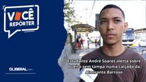 Estudante André Soares alerta sobre bueiro sem tampa numa calçada da Almirante Barroso-