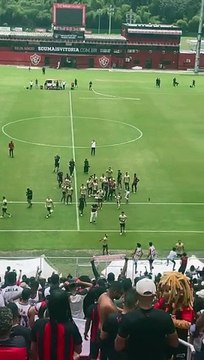 Jogadores do Vitória fazem a festa para torcedores na arquibancada após treino aberto