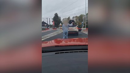 Une voiture coincée entre les barrières de sécurité à Veurne