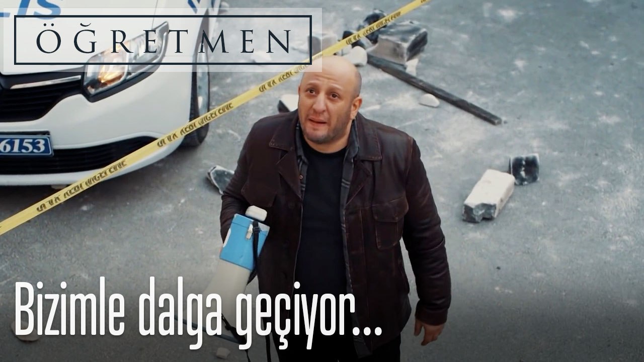 Bizimle dalga geçiyor...