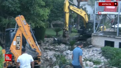 Antalya'da otelde yangın paniği: Turistler camda kurtarılmayı bekledi