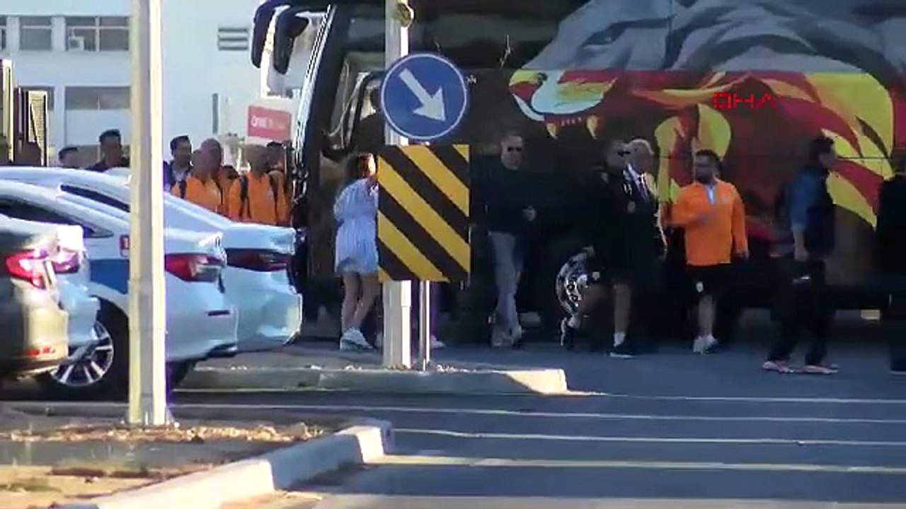 Galatasaray, yoğun güvenlik önlemleri altında Antalya’ya ulaştı