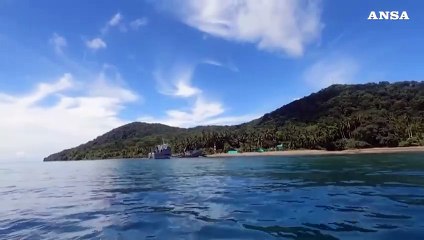 Colombia, sommozzatori della Marina puliscono il fondale dell'isola Gorgona