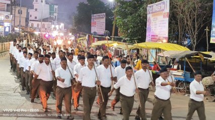 नगर में संघ ने निकाला पथ संचलन, लोगों ने पुष्प वर्षा कर किया स्वागत