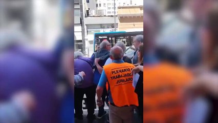 Download Video: Un militante libertario atacó a patadas a un jubilado que reclamaba contra el ajuste