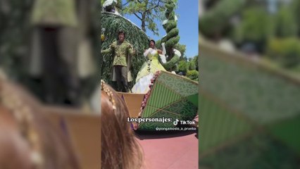 Esto es lo que sucede si vas con una corona de princesa a un parque Disney