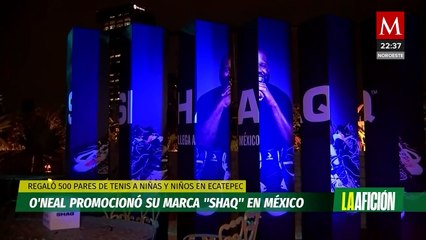 Shaquille O'Neal regala tenis a niños en Ecatepec en su visita a México