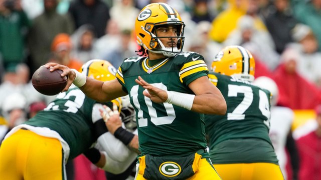 Exploring NFC North's Dynamic QB Impact & Offensive Strategies