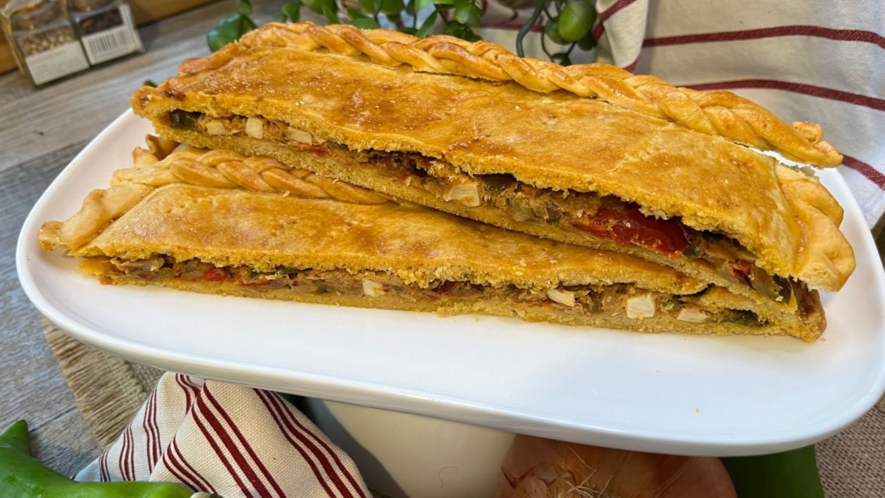 Empanada de atún y verduras con huevo duro, la receta tradicional de la abuela - Cocina Fácil