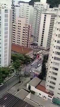 Mulher escorrega enquanto faz faxina e fica pendurada da janela de 15° andar de prédio