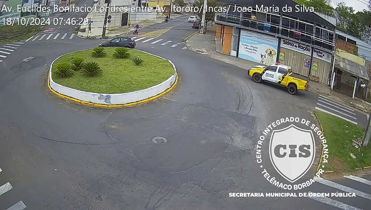 Caçada em alta velocidade: vídeo mostra Ford Ka dando voltas em rotatória durante fuga da PRE