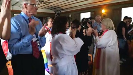 Em cerimônia clandestina, seis mulheres ordenadas sacerdotisas e diaconisas perto do Vaticano