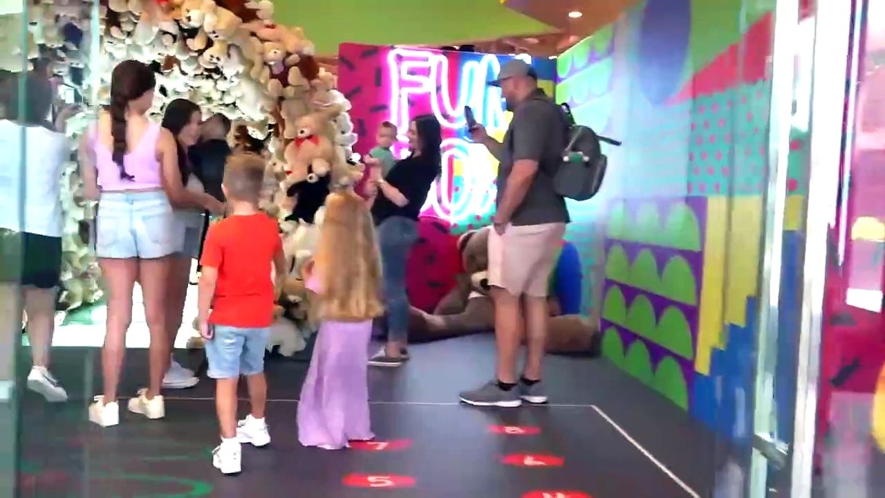 Diana and Roma in the Museum of Selfie