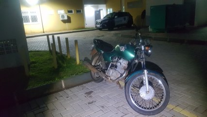 Homem é preso com moto furtada e arma de fogo no Cascavel Velho