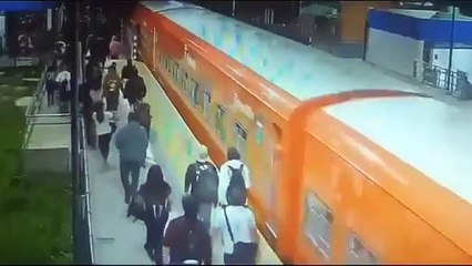 A una joven le robaron el celular y cayó del tren
