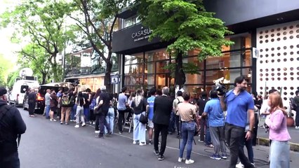 Padre de Liam Payne llega a Argentina y visita altar a su hijo frente al hotel donde murió