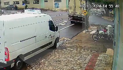 Câmera mostra momento em que caminhão enrosca em rede elétrica e quebra poste no Centro