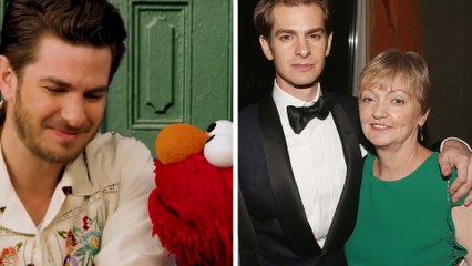Andrew Garfield al borde de las lágrimas mientras recuerda junto a Elmo a su madre
