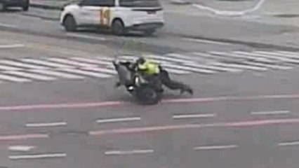 오토바이에 경찰관 매달고 달아나려던 20대 송치 / YTN