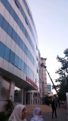 Yenidoğan skandalında adı geçen Şafak Hastanesi'nin tabelaları söküldü