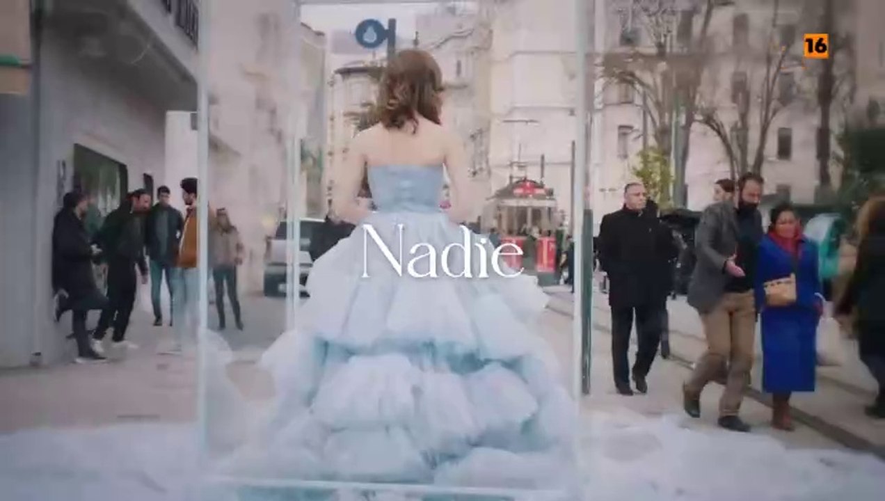 ¡ESTRENO! ❤️ TRAS EL CRISTAL ❤️ (Camdaki Kız). Nadies Es Lo Que Parece. Con Burcu Biricik, Selma Ergeç, Feyyaz Serifoğlu. Serie Turca.