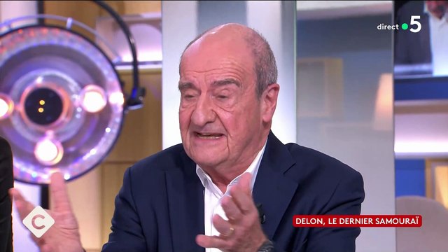 Très ému, Alain-Fabien Delon a eu du mal à retenir ses larmes en parlant de son père sur le plateau de C à vous sur France 5 : Vous m'avez pris de court là...