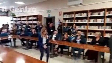 Il sindaco si emoziona e sbaglia a inforcare la fascia tricolore