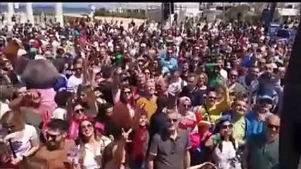 C'? la Carovana rosa con musica, balli e gadget: che folla a Pescara!