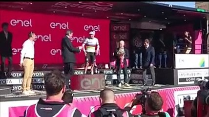 La premiazione di Evenepoel sul palco di Ortona