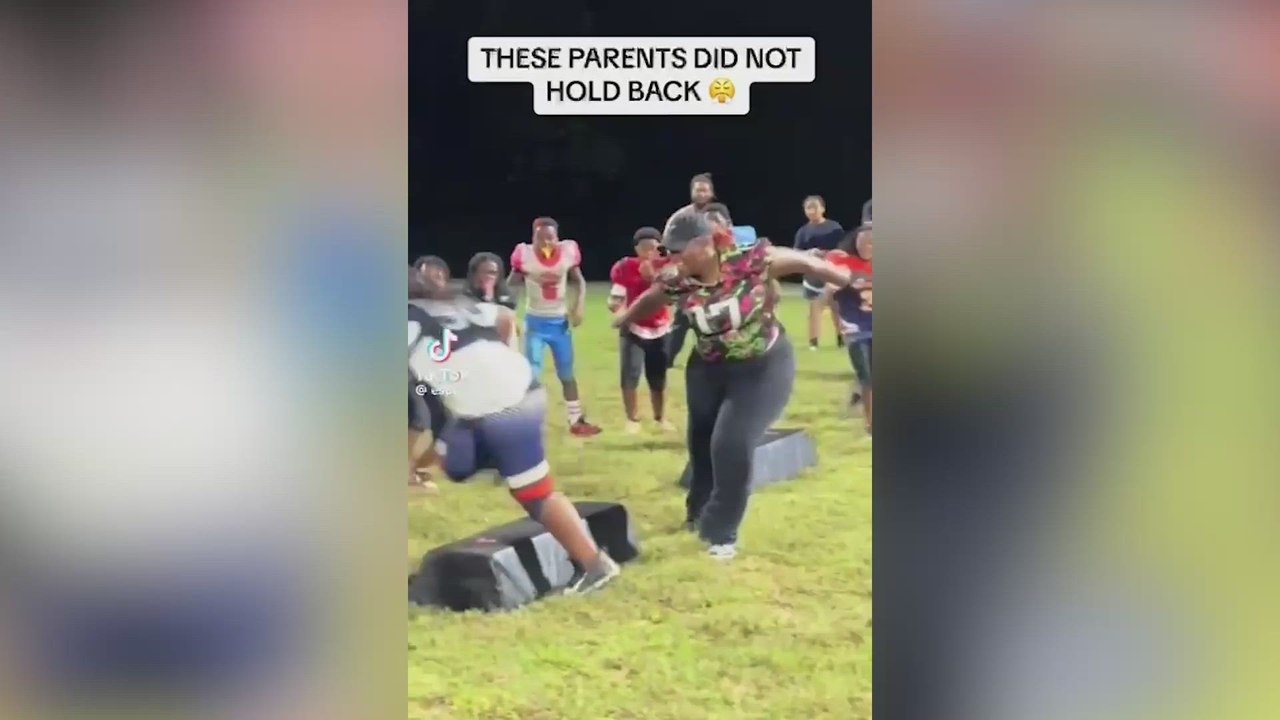 Unos jóvenes jugadores de fútbol americano son defendidos por sus propias madres: el resultado es brutal