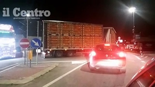 Autostrada chiusa di notte, Tir deviati sulla Statale 16 ma restano imbottigliati