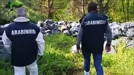 Sacchi neri gettati nel terreno, dentro c'? di tutto: documenti, bollette e rifiuti