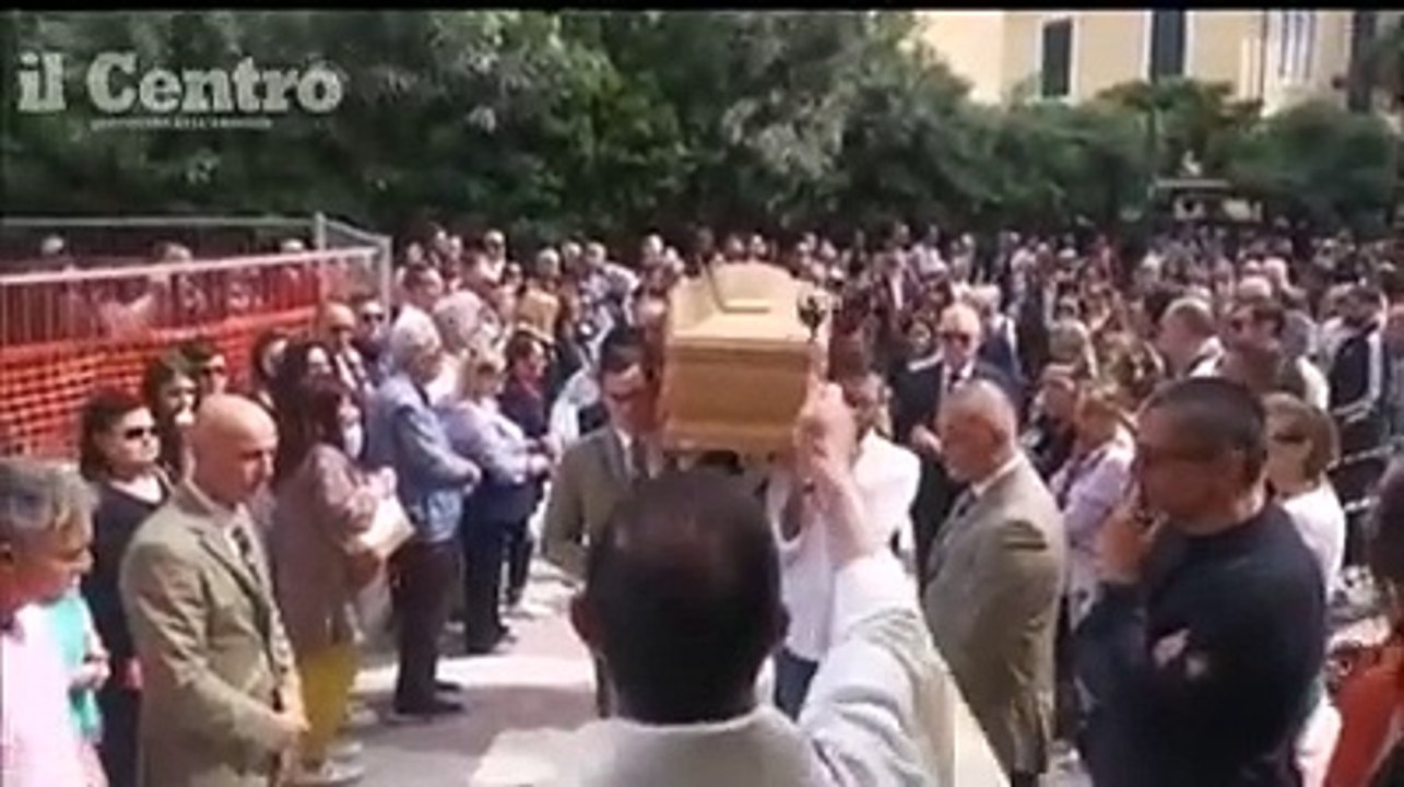 Folla per l'ultimo saluto a Gianluca