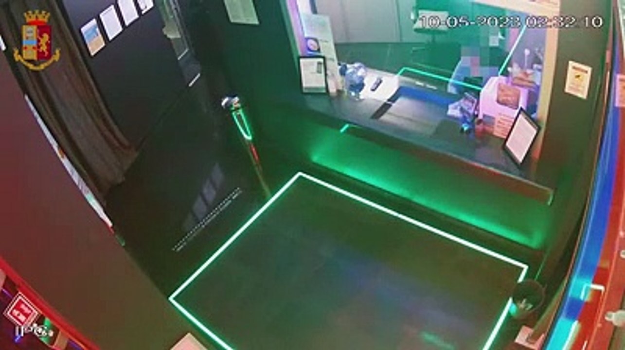 Rapina alla sala slot, il bandito ripreso in azione