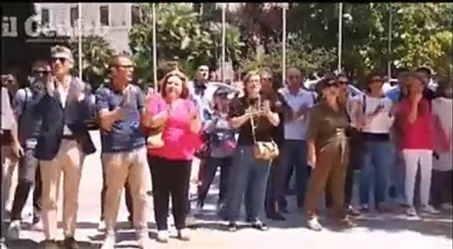 Vergogna, vergogna : la manifestazione contro il Comune sullo scandalo dell'inchiesta su droga e appalti