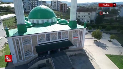 Yalova'da camiden yangın söndürme tüpü çalan hırsızlar güvenlik kamerasında