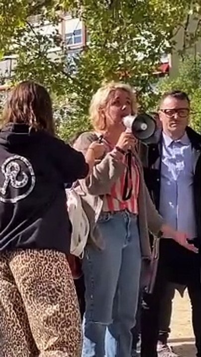 Pacientes de cáncer de mama se manifiestan: "Reivindicamos que todos los tratamientos lleguen a España"