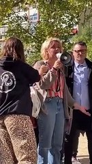 Pacientes de cáncer de mama se manifiestan: "Reivindicamos que todos los tratamientos lleguen a España"