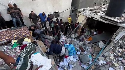 فلسطينيون ينتشلون الجثث من تحت الأنقاض بعد غاراة إسرائيلية على مخيم المغازي