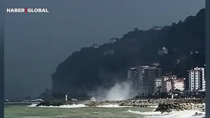 Çayeli'ndeki hortum karaya ulaşınca binanın çatısını böyle uçurdu!