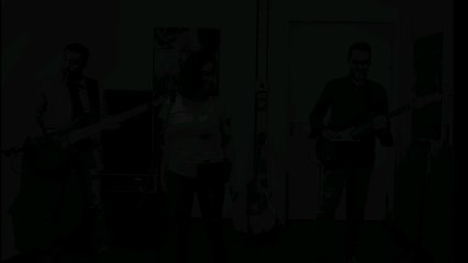 Comme promis, voici un échantillon de notre répertoire pop/rock en vidéo. N'hésitez pas à en parler autour de vous, partager/liker .A très bientôt en live.