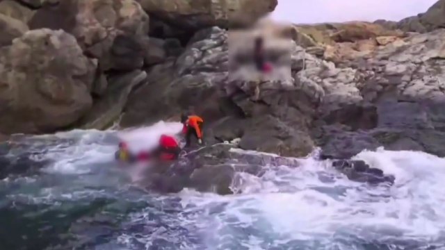 거문도 갯바위 낚시객 바다에 빠져...15분 만에 무사 구조 / YTN