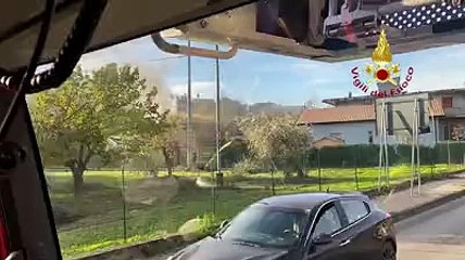 Fabbrica in fiamme, l'arrivo dei vigili del fuoco