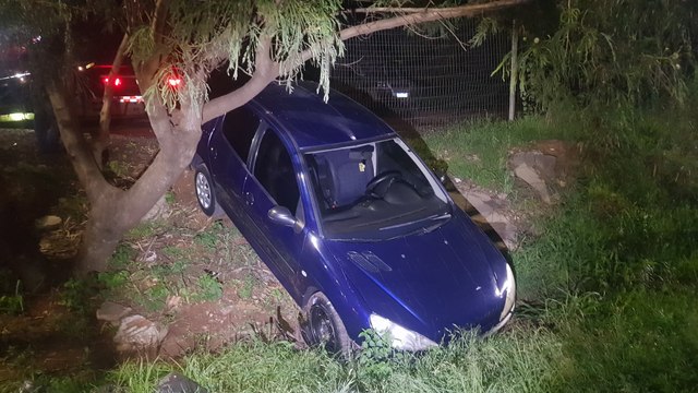 Carro “desgovernado” cai em barranco às margens da BR-277 em Cascavel