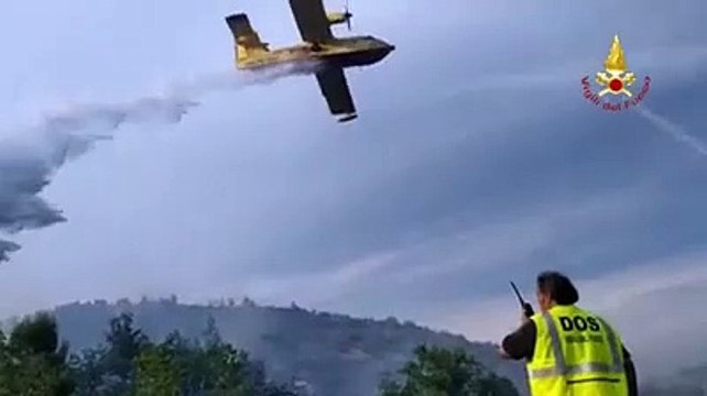 Elicottero e Canadair in azione per spegnere le fiamme a Rosciano