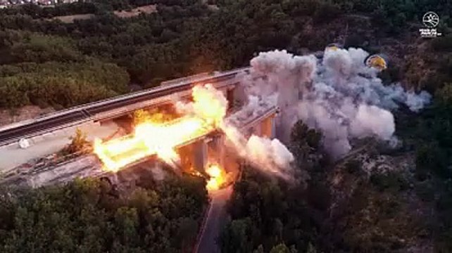 La demolizione spettacolare del viadotto Genzano Est della A24