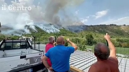 La lotta contro le fiamme nel Teramano, via-vai degli elicotteri