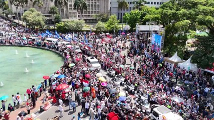 Antusiasme Warga Sambut Iring-iringan Prabowo dan Gibran di Bundaran HI